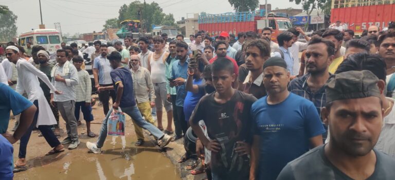 डंपर व डीसीएम पलटा, एक व्यक्ति की मौत 7 लोग घायल