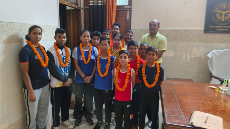 राष्ट्रीय स्तर प्रतियोगिता चयनित हुए खिलाड़ियों को डीएम में माला पहनाकर किया सम्मानित