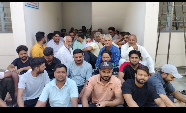 जेई के खिलाफ के चीफ कार्यालय पर किसानों का हंगामा