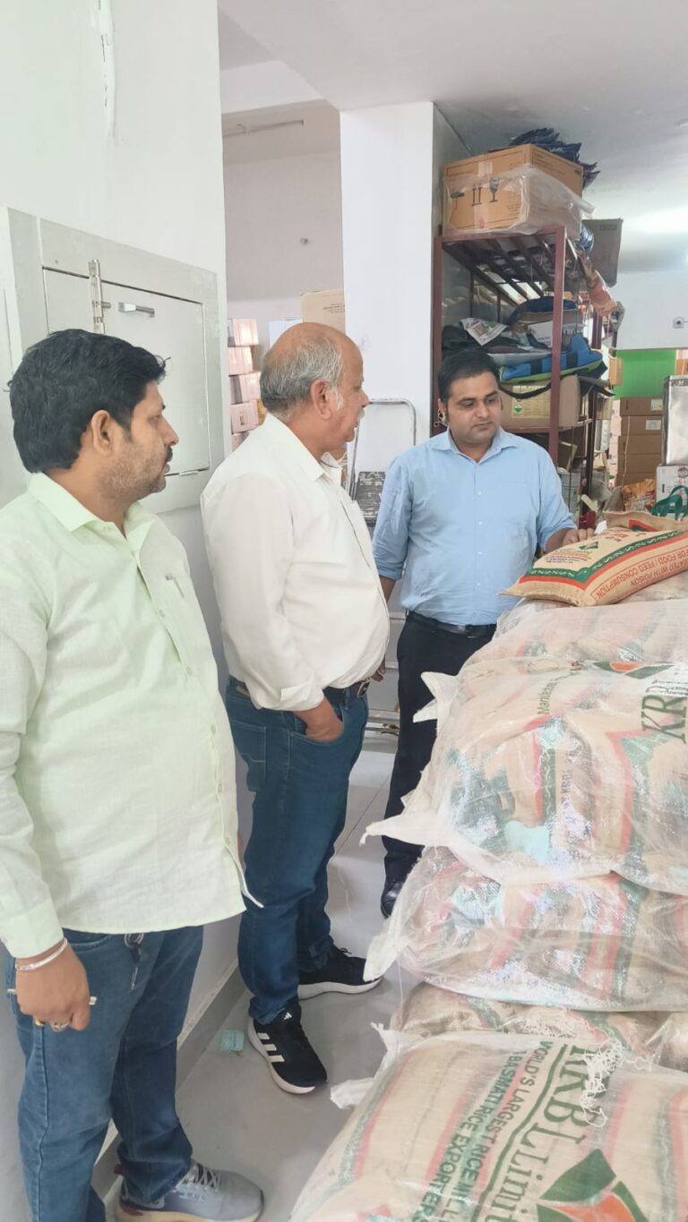 कृषि अधिकारी ने एक दुकान का लाइसेंस किया निलम्बित, चार को चेतावनी