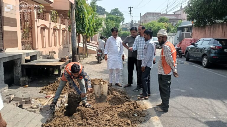 चेयरपर्सन के आवास के बाहर बिना अनुमति के खोद दी सड़क, सभासदों ने जताई नाराजगी