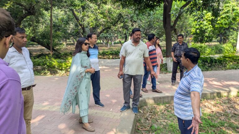 कम्पनी बाग का निरीक्षण कर चेयरपर्सन ने परखी सफाई व्यवस्था