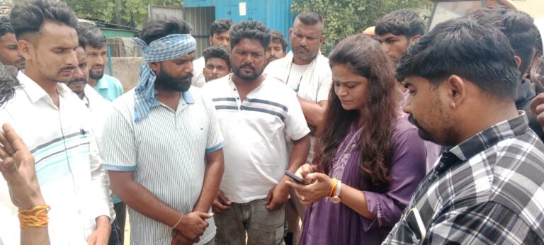 बेरोजगार हुए सफाई कर्मचारियों ने रूडकी रोड पर किया हंगामा