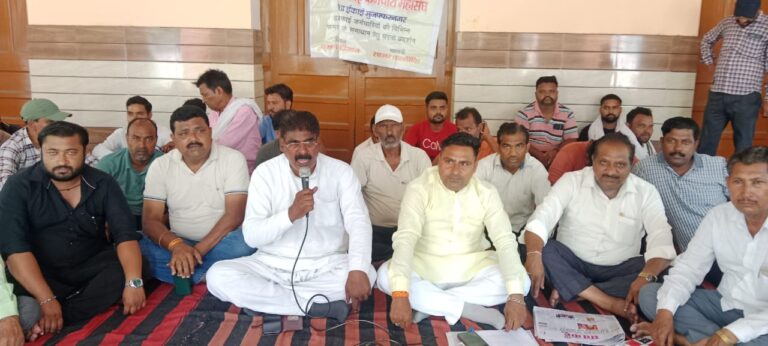 पालिका प्रशासन के द्वारा वार्ता न करने पर धरने पर बैठे सफाई  कर्मचारी