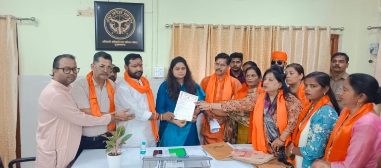 पालिका परिसर में बने पीर की जानकारी सार्वजनिक करने को ईओ को दिया ज्ञापन