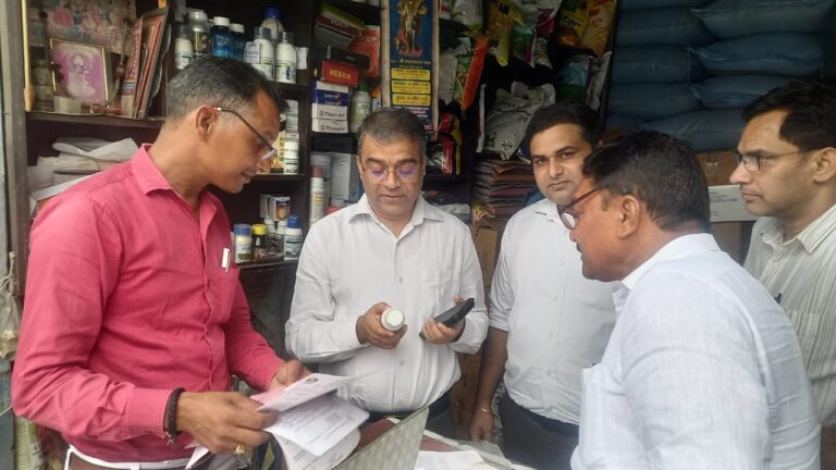 किसान दिवस में किसानाें ने जताई नाराजगी तो हरकत में आए कृषि विभाग के अधिकारी, कई स्थानों पर की छापेमारी