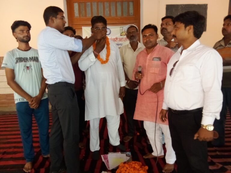नगर मजिस्ट्रेट ने चमन लाल को जूस पिलाकर खत्म कराया धरना, मांगे पूरी कराने का दिया आश्वासन