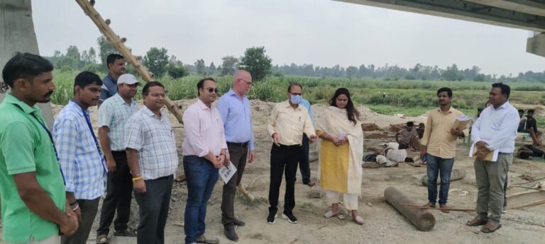 नीदरलैंड की जीएस इंटरनेशनल कम्पनी तीन फेस में करेंगी काम, डीएम को समझाया एक्शन प्लान