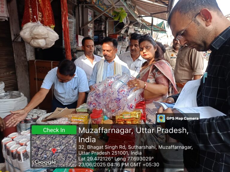 ईओ के आदेश पर चला विशेष अभियान, तीन दुकानदारों से वसूला 3 हजार रुपए जुर्माना