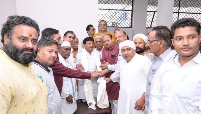 भगवान परशुराम की प्रतिमा स्थापना को लेकर मंत्री कपिल देव और चेयरपर्सन मीनाक्षी स्वरूप का अभिनंदन