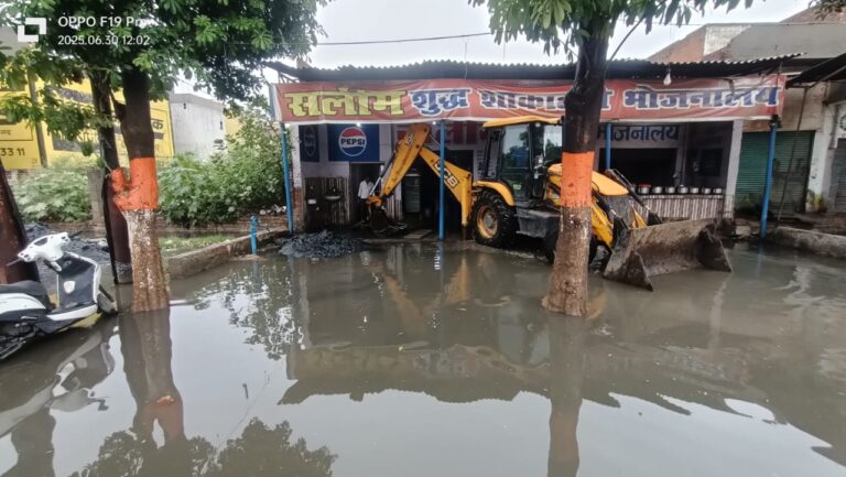 मूसलाधार बारिश बनी आफत, घर व दुकानों में भरा पानी