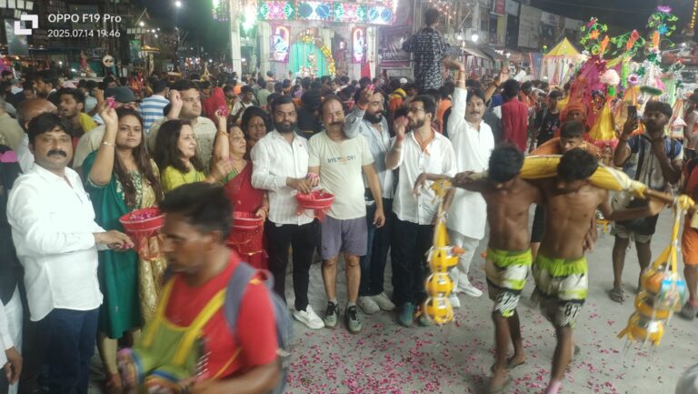 चेयरपर्सन मीनाक्षी स्वरूप ने शिव भक्तों पर की पुष्प वर्षा