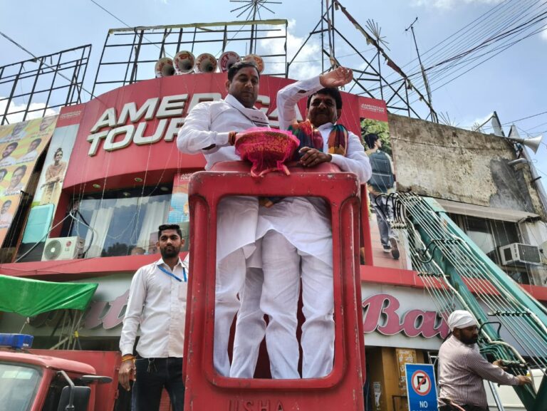 प्रभारी मंत्री सोमेंद्र तोमर ने कांवड़ मार्ग का किया निरीक्षण, शिव भक्तों पर की पुष्पवर्षा