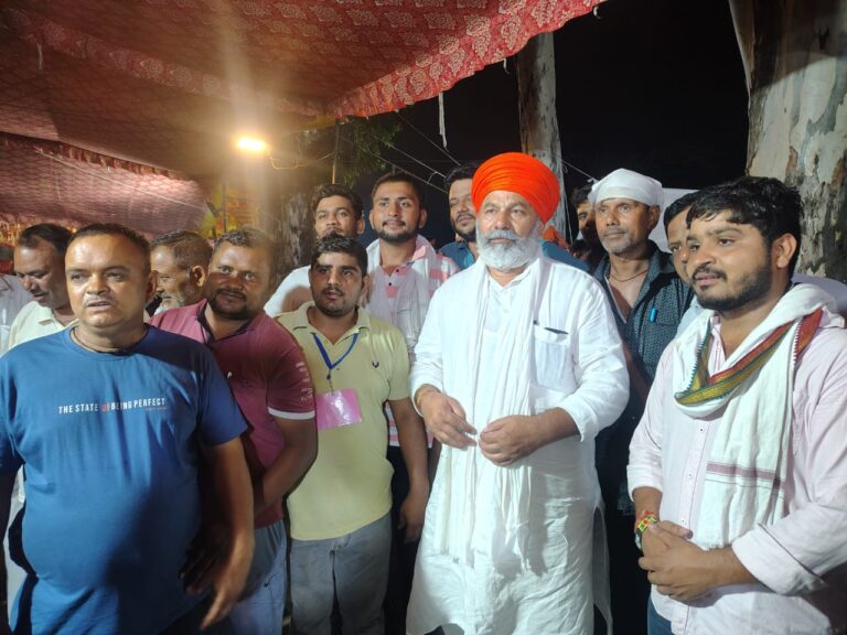 भारतीय किसान यूनियन के राष्ट्रीय प्रवक्ता चौधरी राकेश टिकैत ने कावड़ सेवा शिविर पहुंचकर की पूजा अर्चना और शिवभक्तों की सेवा