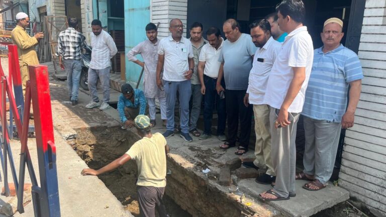 सीवर लाइन लीकेज से सड़क धंसी सड़क पर पालिकाध्यक्ष मीनाक्षी स्वरूप ने लिया त्वरित संज्ञान