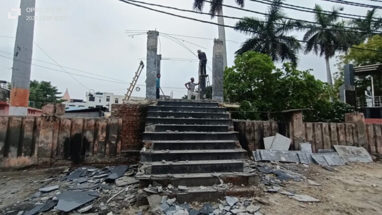 नगर पालिका में करीब दस लाख से बना प्लेटफार्म कराया ध्वस्त, इसकी भरपाई कौन करेंगा