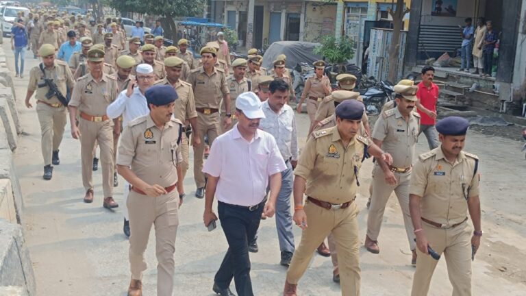 कानून व शांति व्यवस्था बनाए रखने के लिए पुलिस बल के साथ कांवड मार्ग पर उतरे डीएम व एसएसपी