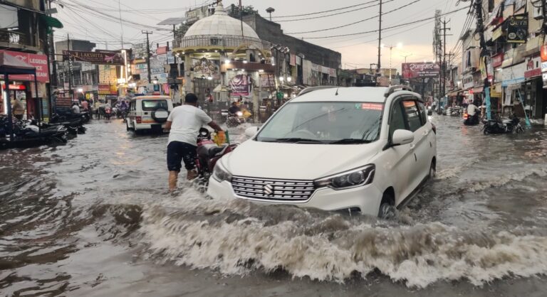 दो घंटे की मूसलाधार बारिश से शहर हुआ जलथल, घर व दुकानों में भरा नालों का गंदा पानी