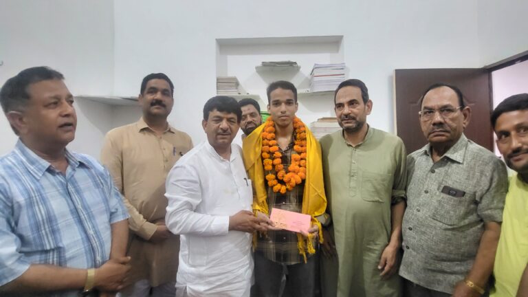 रिक्शा चालक व श्रमिक के बेटों ने  NEET में रच दिया इतिहास