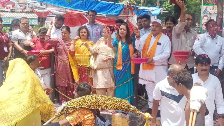 शिव भक्तों के जयघोष से गूंजा शहर, चेयरपर्सन व सभासदों ने की पुष्पवर्षा