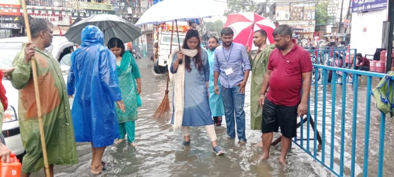 कांवड यात्रा में शिव भक्तों की सेवा में तत्पर रही ईओ डा. प्रज्ञा सिंह ने बारिश व जलभराव के बीच खुलवाए नाले व सीवर के ब्लॉकेज