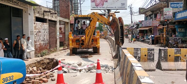 मीनाक्षी चौक पर टला बडा हादसा, अचानक नीचे धंस गई सड़क