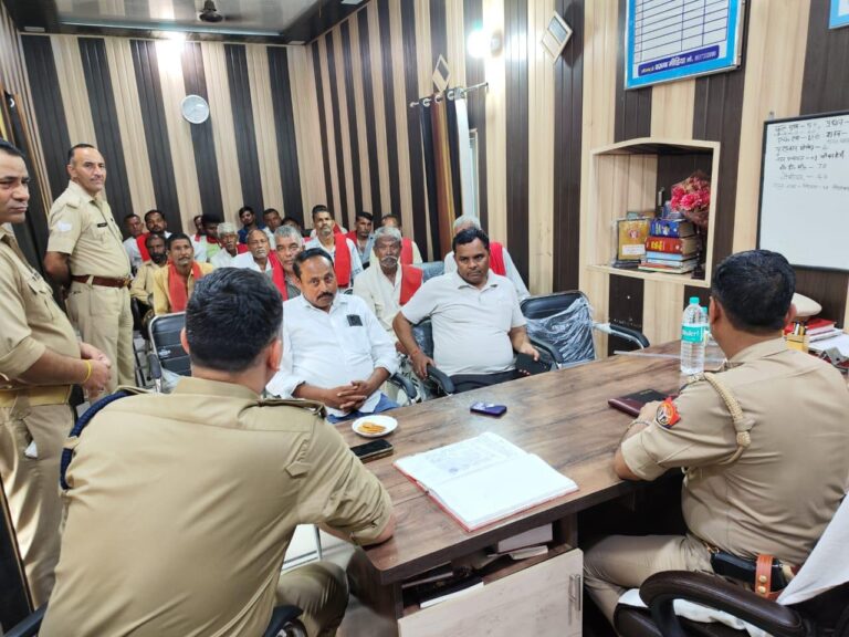 सूचना तंत्र मजबूत करने को आबकारी विभाग के अधिकारियों ने की बैठक