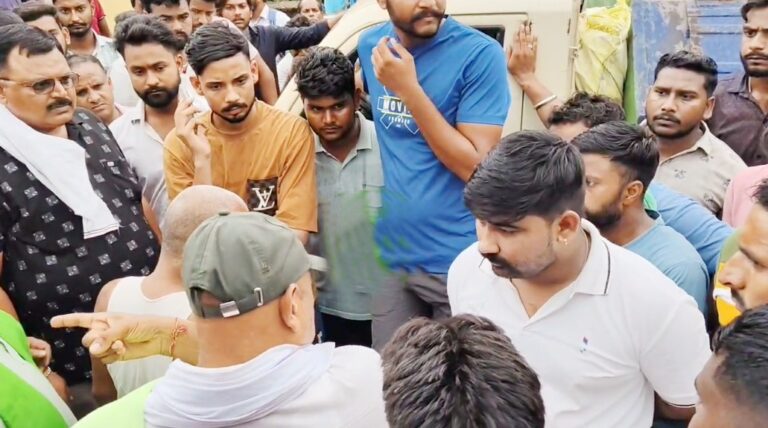 एमआरएफ सेंटर का रास्ता बंद कर गुस्साए लोगों ने कर्मचारियों को घेर कर किया हंगामा