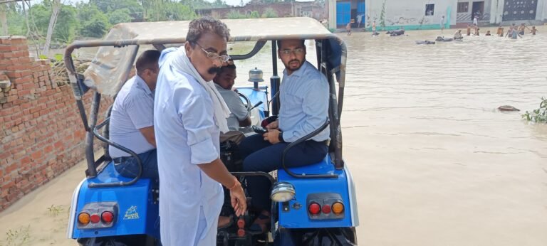 ट्रैक्टर पर सवार होकर सीडीओ ने किया बाढ क्षेत्र का निरीक्षण