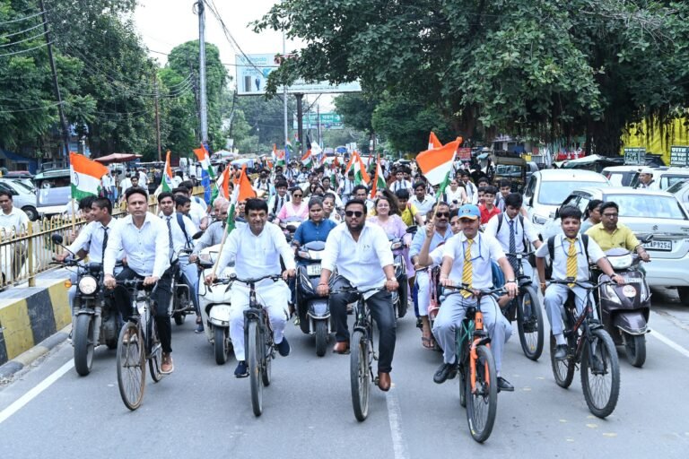 राज्यमंत्री ने साइकिल पर सवार होकर बच्चों के साथ निकाली तिरंगा यात्रा