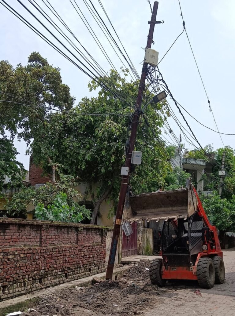 आबकारी रोड पर दिनभर जेसीबी मशीन के सहारे खडा रहा टूटा पोल, बिजली विभाग ने नहीं ली सुध