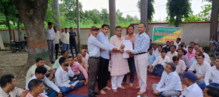 उप कृषि निदेशक से नाराज कर्मचारियों को मनाने के लिए पहुंचे जेडीए