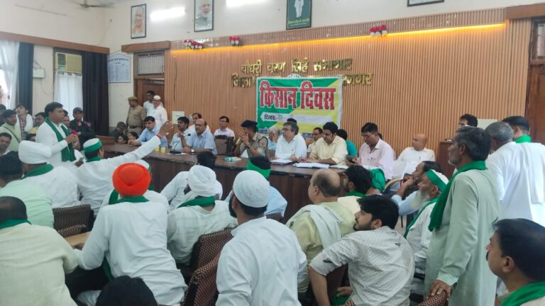 किसान दिवस में जमकर भडके किसान, बोले पशुओं का नहीं हो रहा टीकाकरण, सौ से अधिक मर चुके पशु