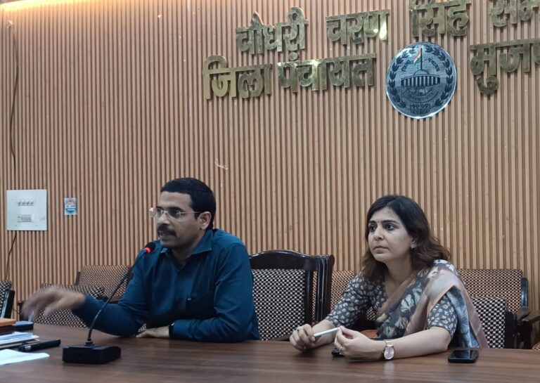 एडीएम ने प्रोजेक्टर के माध्यम से अधिकारियों को दिया प्रशिक्षण