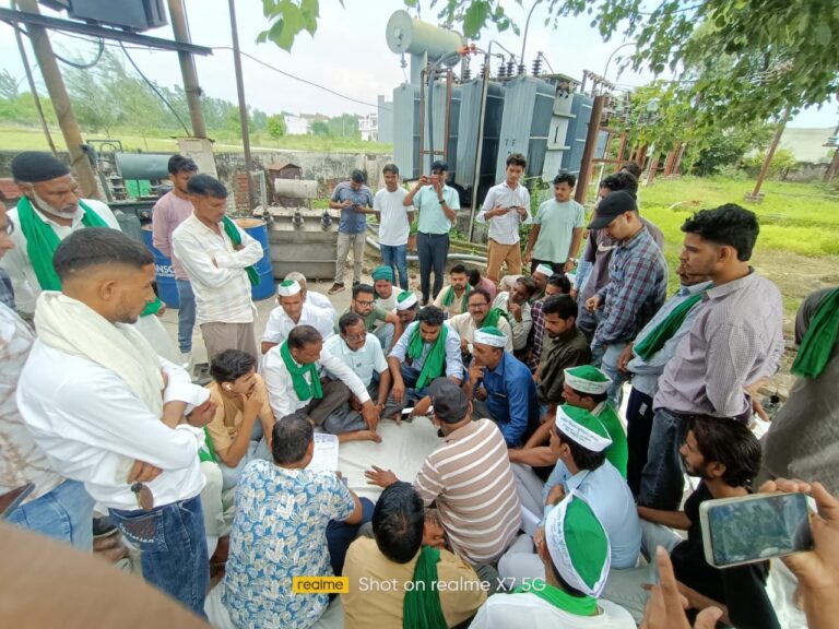 स्मार्ट मीटर के विरोध में किसानों ने गढी बिजलीघर पर किया हंगामा