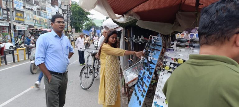 अतिक्रमण हटवाने को नगर मजिस्ट्रेट दलबल के साथ सड़क पर उतरे, दुकानदारों में मची अफरा-तफरी