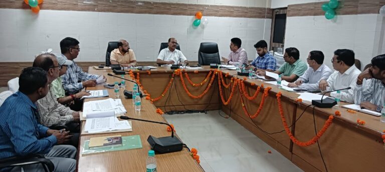 मनरेगा से होगा सहकारी समितियों का जीर्णोद्धार, डीएम ने दिए निर्देश