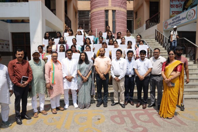 विकास भवन के सभागार में नवचयनित 29 मुख्य सेविकाओं को दिए गए नियुक्ति पत्र