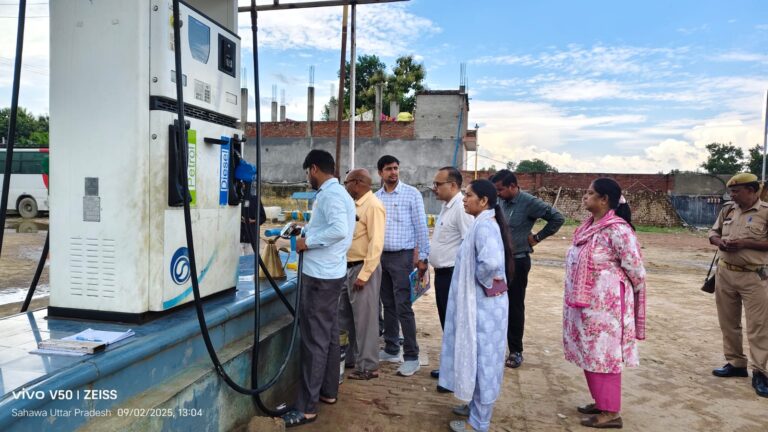 नो हेलमेट नो फ्यूल को लेकर एसडीएम मोनालिसा जौहरी ने किया पेट्रोल पम्पों का निरीक्षण