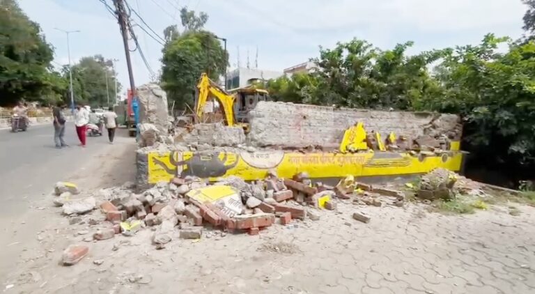 गारबेज फ्री सिटी की ओर बढे पालिका के कदम, डीएम आवास के सामने बने डलावघर को कराया ध्वस्त