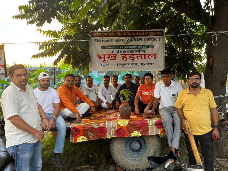 तत्कालीन कुश्ती कोच बैठा भूख हडताल पर, पालिका ने शुरू की होर्डिंग पर कार्रवाई