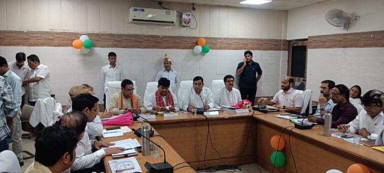 प्रभारी मंत्री बोले दीपावली से पहले गड्ढा मुक्त को सड़के