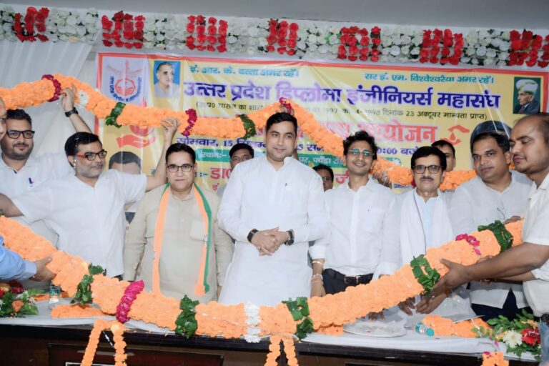 अभियन्ता दिवस पर आयोजित रक्तदान कार्यक्रम में पहुंचे प्रभारी मंत्री सोमेन्द्र तोमर