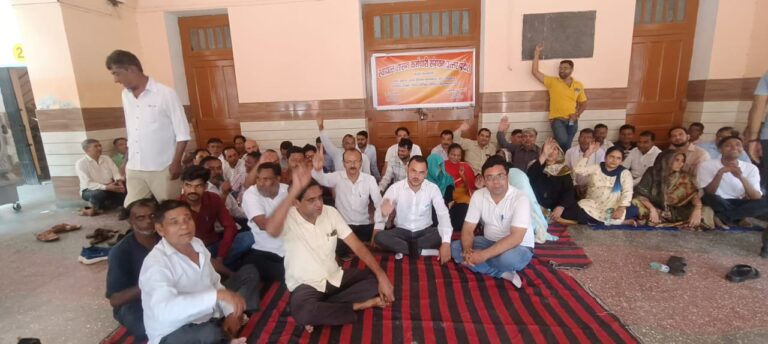 वेतन न मिलने के विरोध में पालिका के कर्मचारियों ने किया कार्य बहिष्कार, धरने पर बैठे