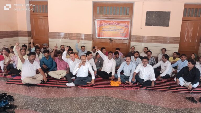 ईओ के नोटिस को लेकर कर्मचारियों में भारी आक्रोश, दूसरे दिन भी कामबंद हडताल