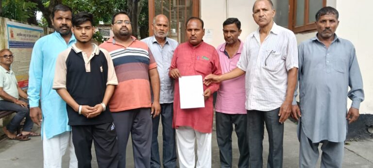 टूटी सड़क और पथरीली डगर से होकर श्रीमहाकाल के दर्शन को कल्लरपुर धाम जा रहे श्रद्धालु, डीएम ने दिया सड़क बनवाने का आश्वासन