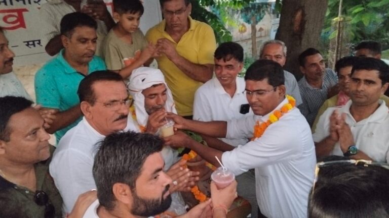 नगर पालिका ने हटाए नौ अवैध होर्डिंग, नगर मजिस्ट्रेट ने जूस पिलाकर खत्म कराई भूख हडताल