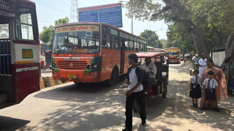 एसडी पब्लिक स्कूल के बाहर बनी रोडवेज बसों की अवैध पार्किंग पर चेयरपर्सन नाराज