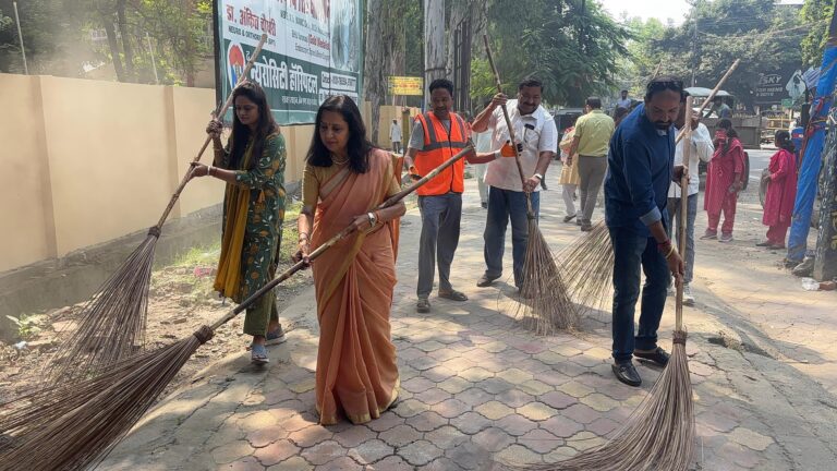 स्वच्छता का संदेश देने के लिए झाडू लेकर सड़क पर उतरी चेयरपर्सन, की सफाई