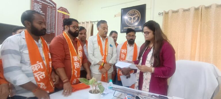 वार्डों में गंदगी और अंधेरा होने पर क्रांतिसेना ने किया प्रदर्शन